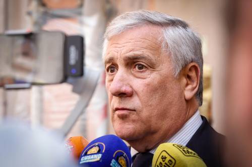 Forza Italia, il comitato di presidenza propone Tajani alla guida: "Candidato unico"