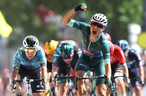 Tour de France, Philipsen vince in volata la 7ª tappa: Vingegaard resta in giallo