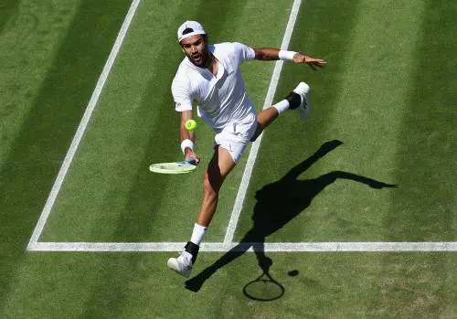 Berrettini torna martello nel suo giardino. E l'accerchiato Sinner agli ottavi coi dubbi