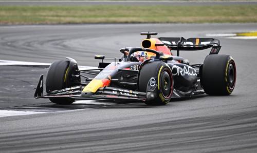 Formula Uno, Verstappen in pole a Silverstone. Tensione Leclerc-Sainz
