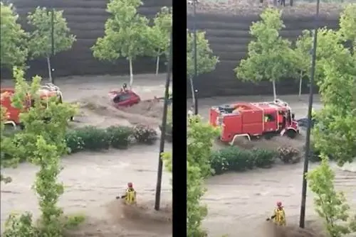 Bomba d'acqua in Spagna: le persone sui tetti delle macchine ⎪ Video