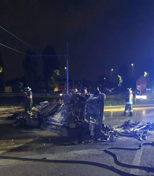 La corsa, poi l'incidente e le fiamme: muore 22enne. Ipotesi: gara clandestina