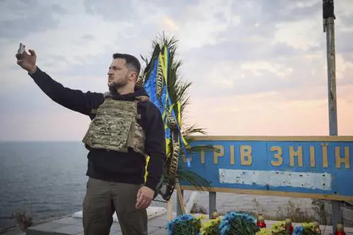 Zelensky torna a Kiev con i generali dell'Azovstal. Zaporizhzhia minata e Prigozhin insulta i media russi