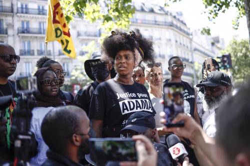 "No al corteo per Adama". Macron blinda Parigi, la sinistra grida al regime