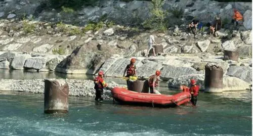Il figlio fa il bagno nel Trebbia ma non riemerge. Il papà si tuffa per salvarlo: muoiono entrambi