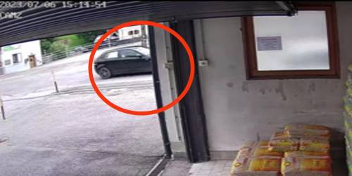 Un frame del video ripreso dalla telecamera di un'autofficina
