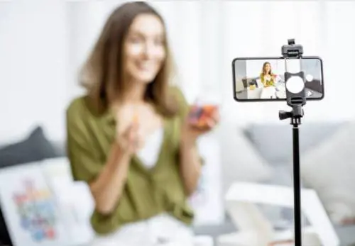 "Influencer virtuali": ecco chi seguono gli italiani sui social