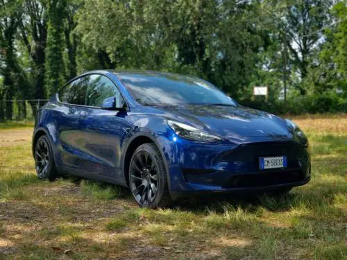Tesla Model Y RWD 2023, guarda la galleria fotografica 