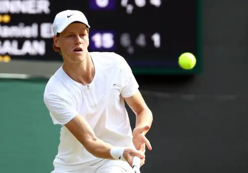 Sinner prende la maturità sull'erba di Wimbledon con una partita "sporca"