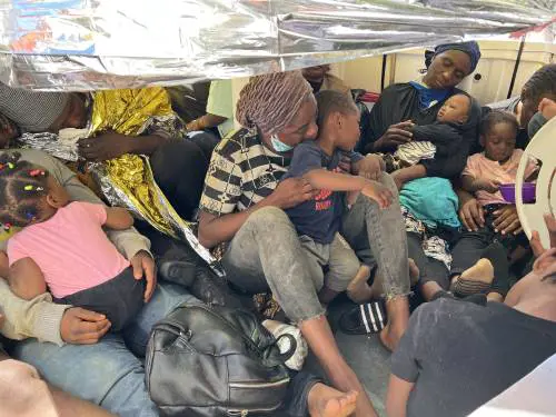 La Guardia Costiera durante il salvataggio di un barchino di migranti