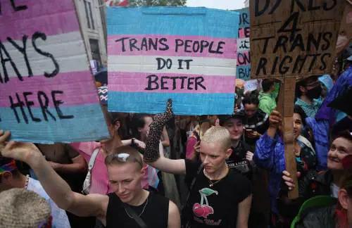 “Picchiate le nostre nemiche”. L’icona trans ora invoca la violenza 