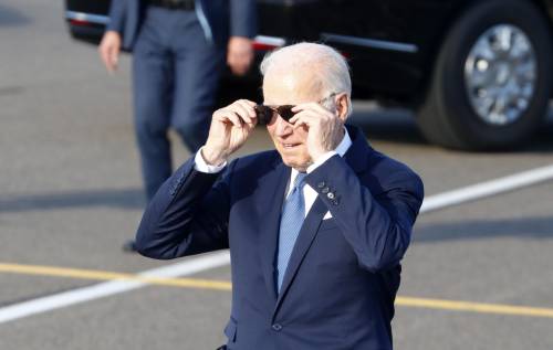 "Aggrappato per non cadere": lo strappo di Biden al protocollo con Re Carlo