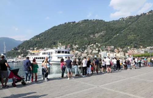 Bar sul Lago di Como fa pagare 2 euro per tagliare il toast, cliente posta lo scontrino