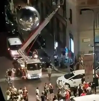 Il quartiere trasformato in discoteca (a cielo aperto): (mala)movida e degrado a Milano