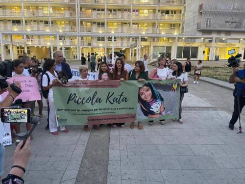La manifestazione per il rilascio della piccola Kataleya svoltasi ieri a Firenze