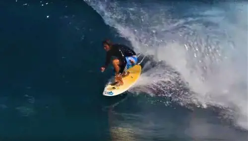 Una pinna recide la femorale, la tragica morte di Mikala Jones: choc nel mondo del surf