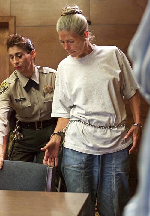 In libertà dopo 52 anni: scarcerata Leslie Van Houten, l'Angelo della morte di Charles Manson
