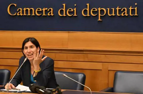 La Schlein si inventa la guerra all'autonomia per evitare De Luca