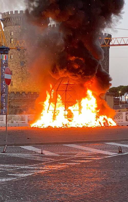 La "Venere degli stracci" distrutta dalle fiamme: le immagini da Napoli