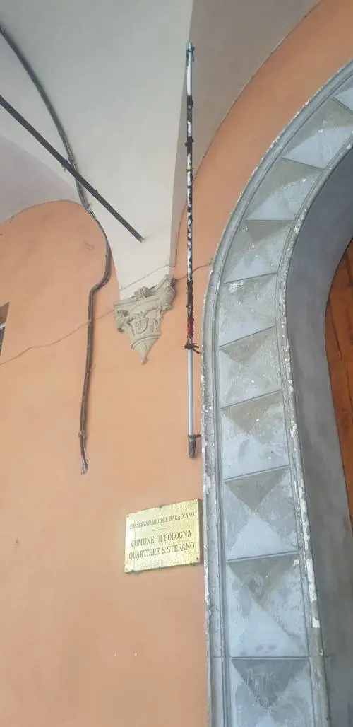 L'asta della bandiera italiana data alle fiamme a Bologna