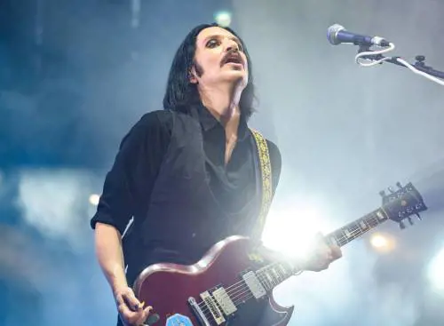 "Razzista, fascista, pezzo di m...". Ora Meloni querela il frontman dei Placebo