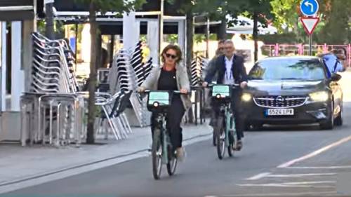 Ipocrisia green: va al summit in bici (scortata da due auto blu)