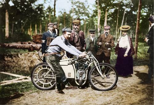 Al centro della foto, dietro alla motocicletta, Václav Klement co-fondatore di Skoda