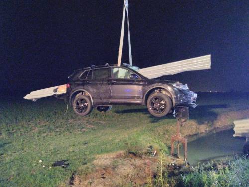 Ferrara, incidente choc: auto infilzata dal guardrail, gravissimi padre e figlio 17enne