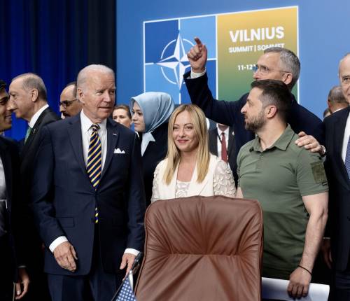 Lo schiaffo di Biden a Putin. "Ha sbagliato scommessa". La Nato: Kiev mai così vicina
