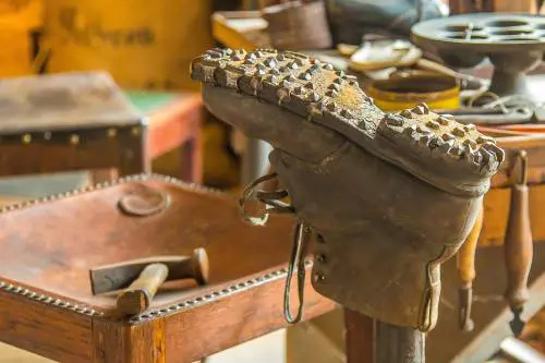 I francesi sono alle pezze. C'è il "bonus rammendo" per salvare scarpe e abiti