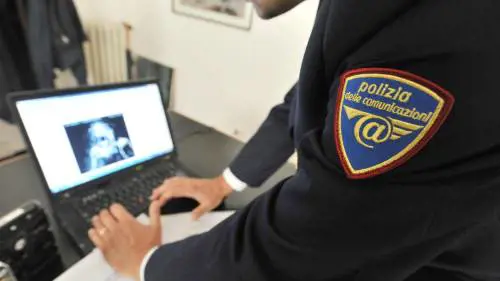 Studenti nei guai: con un'app "spogliavano" le compagne di classe. Vittima anche una prof