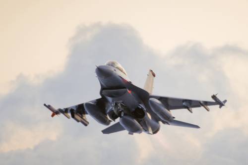 "Una coalizione per i caccia a Kiev": la mossa Usa sugli F-16