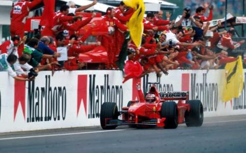 La “gara perfetta”: Schumacher batte le McLaren con una sosta in più