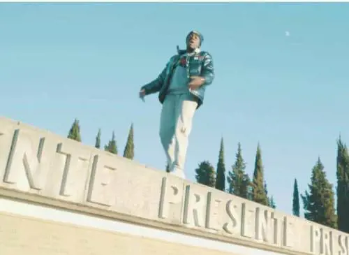 Il rapper sui gradoni del sacrario di Redipuglia