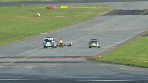 Incollati alle piste degli aeroporti: l’ultima follia degli eco-vandali