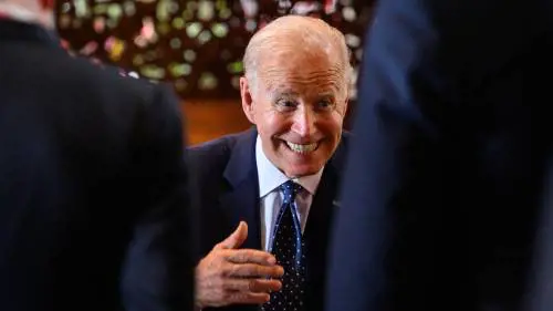 Biden sfida Big Pharma (e va a caccia di voti). "Basta riempirle di soldi"