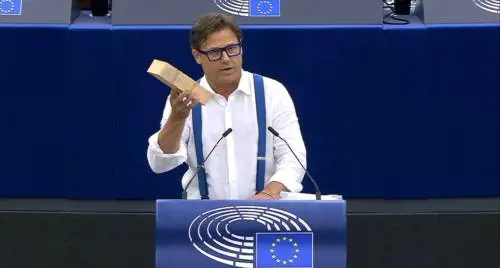Un mattone al Parlamento europeo contro l'aumento dei mutui