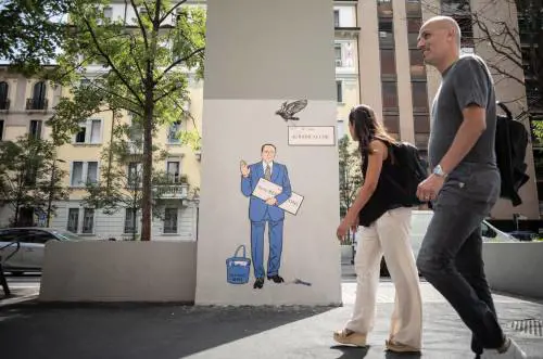 "Pregiudicato". Vandalizzato anche il terzo murales dedicato al Cav a Milano