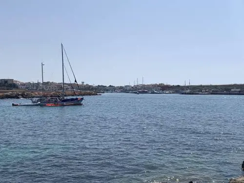 Migranti, vacilla la nuova strategia delle Ong: cosa è successo al veliero Nadir