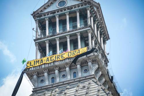 Extinction Rebellion occupa la Mole Antonelliana: le immagini da Torino