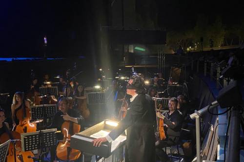 Alberto Veronesi mentre dirige l'orchestra dopo essersi bendato