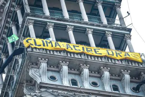 "Occupiamo il simbolo della città": blitz eco-gretino sulla Mole Antonelliana