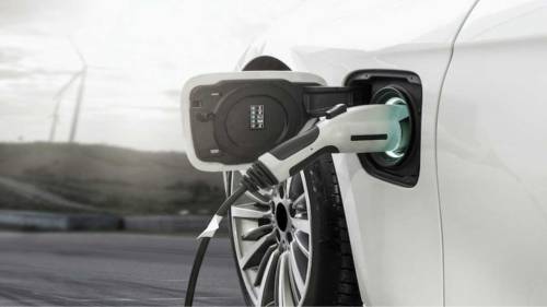 Auto elettriche: l’Europa stabilisce la distanza minima di 60 km tra stazioni di ricarica 