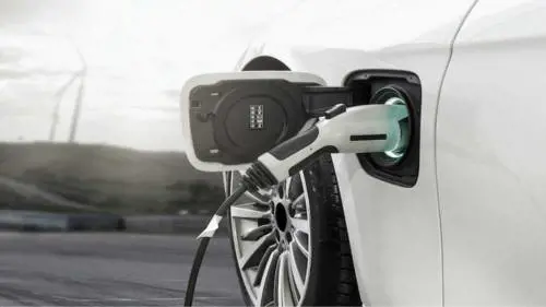Auto elettriche: l’Europa stabilisce la distanza minima di 60 km tra stazioni di ricarica