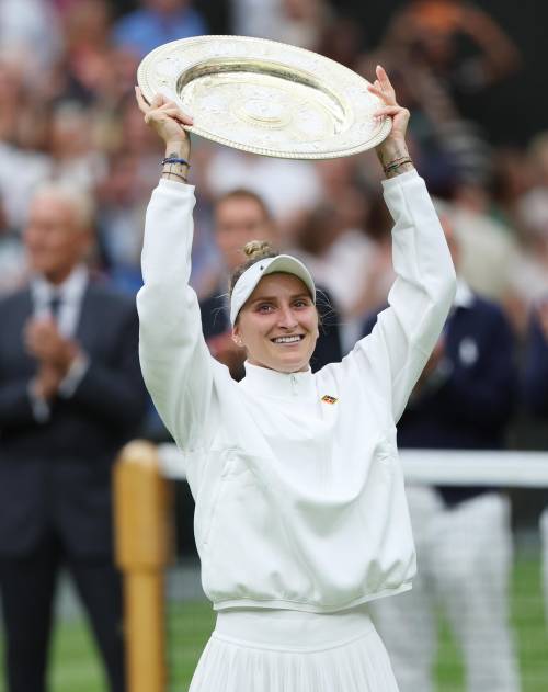 La ceca Vondrousova regina a sorpresa di Wimbledon: battuta Jabeur
