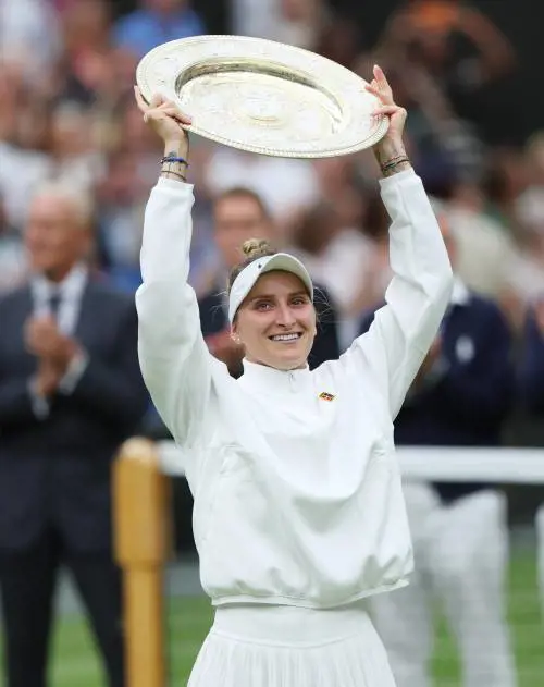 La ceca Vondrousova regina a sorpresa di Wimbledon: battuta Jabeur