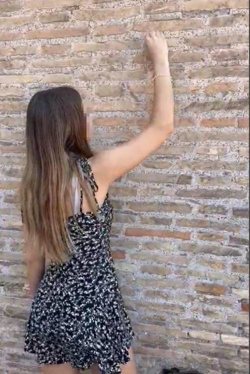 Ancora uno sfregio al Colosseo: denunciata turista 17enne svizzera