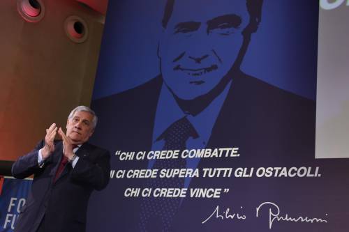 Le lacrime di Tajani acclamato segretario. "Sì, io ci credo..."