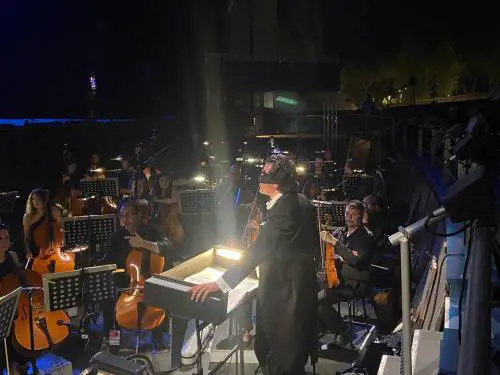 Dirigendo senza guardare l'orchestra, Veronesi ha mortificato l'opera