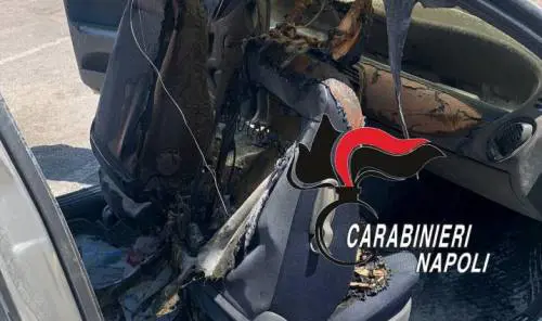 Pesta la compagna, la insegue e dà fuoco all'auto: violenza a Napoli